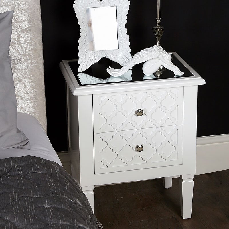 Featured image of post White Wooden Bedside Tables Uk : With no corners or sharp edges, this round table and drawer unit is ideal for the side of the bed.